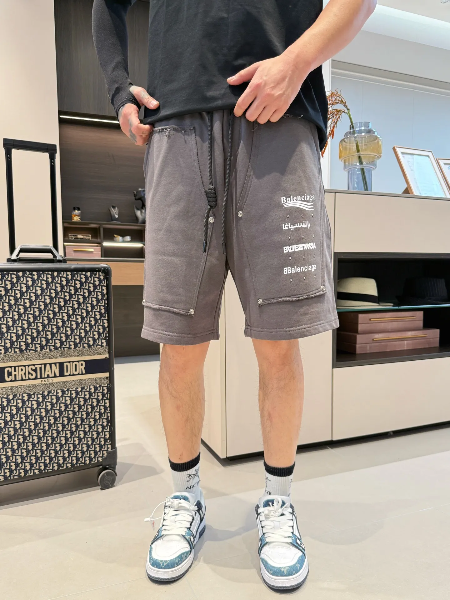 Balenciaga's three-standard complete 2026 summer New Arrival men's casual shorts, advanced custom-made Breathable fabric, Breathable fabric, extremely stretchy and comfortable, impeccable details, top-grade accessories, original logo design concept, delicate and soft feel! The upper body fit is awesome! Size: M-XXXL Please state your height and weight when ordering